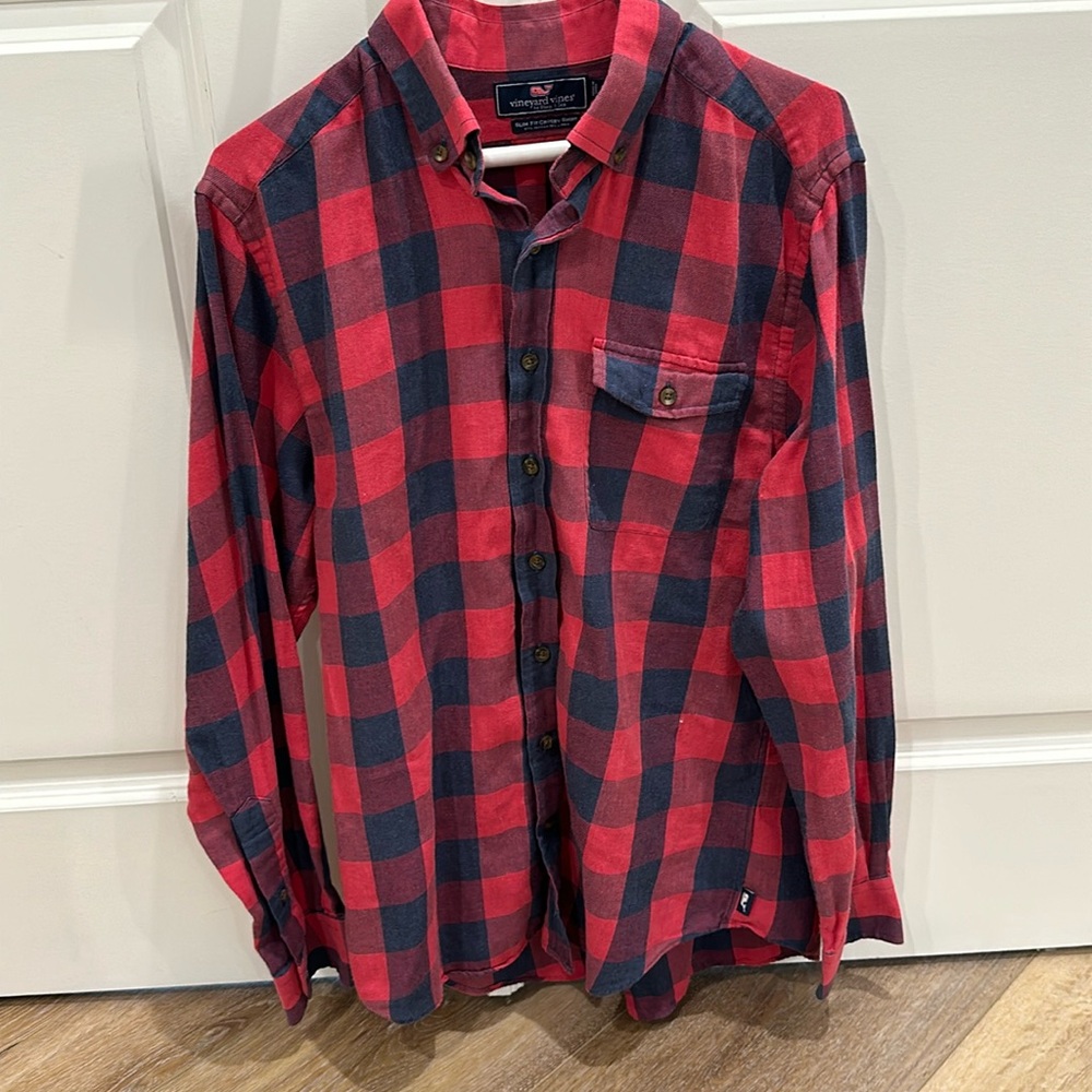 Men’s Vineyard Vine button down shirt. Excellent condition.